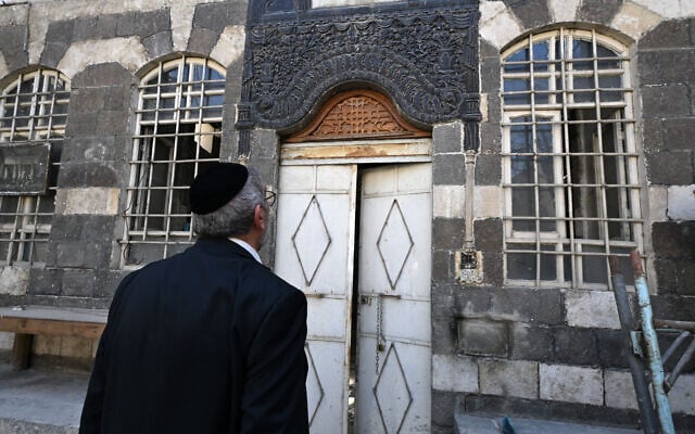 Le rabbin syrien basé aux États-Unis Youssef Hamra visite l'ancien quartier juif de Bab Sharqi, dans le vieux Damas, le 18 février 2025. (Crédit : LOUAI BESHARA / AFP)
