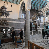 Des rabbins juifs en visite en Syrie depuis les États-Unis dans la synagogue Roqqee, dans le quartier juif du vieux Damas, le 18 février 2025. (Crédit : Louai Beshara/AFP)