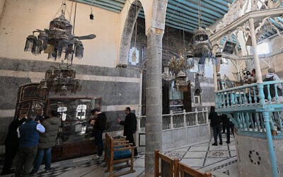 Des rabbins juifs en visite en Syrie depuis les États-Unis dans la synagogue Roqqee, dans le quartier juif du vieux Damas, le 18 février 2025. (Crédit : Louai Beshara/AFP)