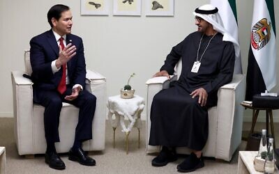 Le secrétaire d'État américain Marco Rubio s'entretient avec le président des Émirats Arabes Unis, Sheikh Mohamed ben Zayed Al-Nahyane, lors d'une rencontre au centre ADNEC d'Abou Dhabi, le 19 février 2025. (Evelyn Hockstein / POOL / AFP)