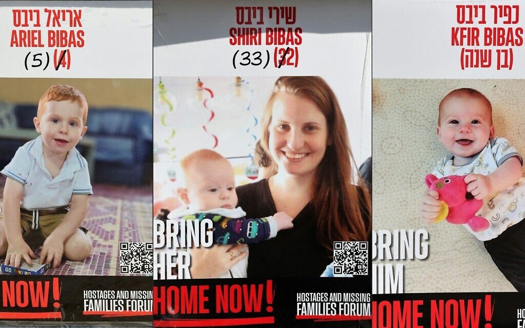 Des affiches portant les portraits des otages israéliens Shiri Bibas et de ses deux enfants Ariel (à gauche) et Kfir (à droite), retenus dans la bande de Gaza depuis le pogrom du 7 octobre 2023 perpétré par le Hamas,  installées sur une place devant le Musée d'art de Tel Aviv, sur ce montage crée le 20 février 2025, le 21 janvier 2025. (Crédit : AFP)