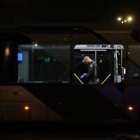 Les forces de sécurité et les unités de déminage sur les lieux de l'explosion d'un bus, à Bat Yam, le 20 février 2025. (Crédit : Oren Ziv/AFP)