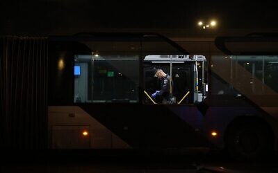 Les forces de sécurité et les unités de déminage sur les lieux de l'explosion d'un bus, à Bat Yam, le 20 février 2025. (Crédit : Oren Ziv/AFP)