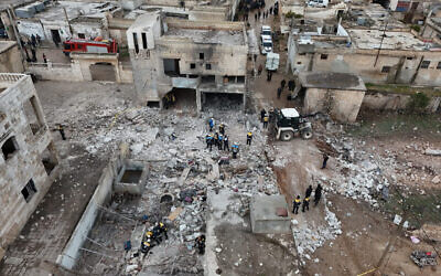 Une équipe de secours des Casques blancs inspecte le site d'une explosion qui s'est produite lorsque des restes de munitions ont explosé à l'intérieur d'une maison à Nayrab, dans le nord-ouest de la Syrie, le 20 février 205. (Crédit : SANA / AFP)