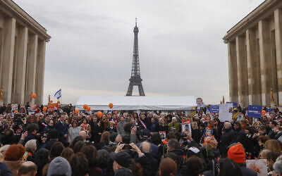 Illustration : Rassemblement en hommage aux otages israéliens, organisé par le Conseil représentatif des institutions juives de France sur la place du Trocadéro, à Paris, le 21 février 2025. (Crédit : Geoffroy Van der Hasselt/AFP)