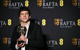 L'acteur et scénariste américain Jesse Eisenberg pose avec le prix du meilleur scénario original pour "A Real Pain" lors de la cérémonie des BAFTA British Academy Film Awards au Royal Festival Hall, Southbank Centre, à Londres, le 16 février 2025. (Crédit : JUSTIN TALLIS / AFP)
