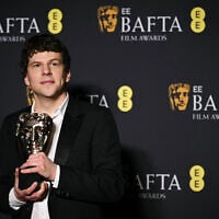 L'acteur et scénariste américain Jesse Eisenberg pose avec le prix du meilleur scénario original pour "A Real Pain" lors de la cérémonie des BAFTA British Academy Film Awards au Royal Festival Hall, Southbank Centre, à Londres, le 16 février 2025. (Crédit : JUSTIN TALLIS / AFP)