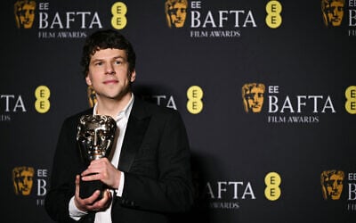 L'acteur et scénariste américain Jesse Eisenberg pose avec le prix du meilleur scénario original pour "A Real Pain" lors de la cérémonie des BAFTA British Academy Film Awards au Royal Festival Hall, Southbank Centre, à Londres, le 16 février 2025. (Crédit : JUSTIN TALLIS / AFP)