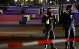 Des policiers travaillant sur les lieux bouclés où une personne a été poignardée près du Mémorial de l'Holocauste de Berlin, en Allemagne, le 21 février 2025. (Crédit : Odd Andersen/AFP)