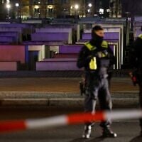 Des policiers travaillant sur les lieux bouclés où une personne a été poignardée près du Mémorial de l'Holocauste, à Berlin, le 21 février 2025. (Crédit : Odd Andersen/AFP)