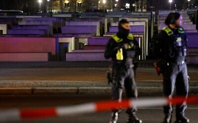 Des policiers travaillant sur les lieux bouclés où une personne a été poignardée près du Mémorial de l'Holocauste, à Berlin, le 21 février 2025. (Crédit : Odd Andersen/AFP)