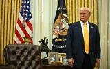 Le président américain Donald Trump derrière son pupitre lors de la cérémonie d'assermentation du secrétaire américain au Commerce Howard Lutnick, dans le Bureau ovale de la Maison Blanche, à Washington, le 21 février 2025. (Crédit : Jim Watson/AFP)