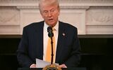 Le président américain Donald Trump s'exprimant lors de la séance de travail des gouverneurs, dans la salle à manger d'État de la Maison Blanche, à Washington, le 21 février 2025. (Crédit : Jim Watson/AFP)