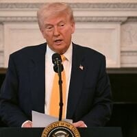 Le président américain Donald Trump s'exprimant lors de la séance de travail des gouverneurs, dans la salle à manger d'État de la Maison Blanche, à Washington, le 21 février 2025. (Crédit : Jim Watson/AFP)