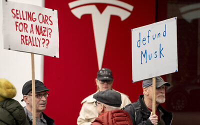 Des manifestants se rassemblent pour une manifestation contre Elon Musk et le fabricant de voitures électriques Tesla le 22 février 2025 à Seattle, Washington. (Crédit : David Ryder / GETTY IMAGES NORTH AMERICA / Getty Images via AFP)