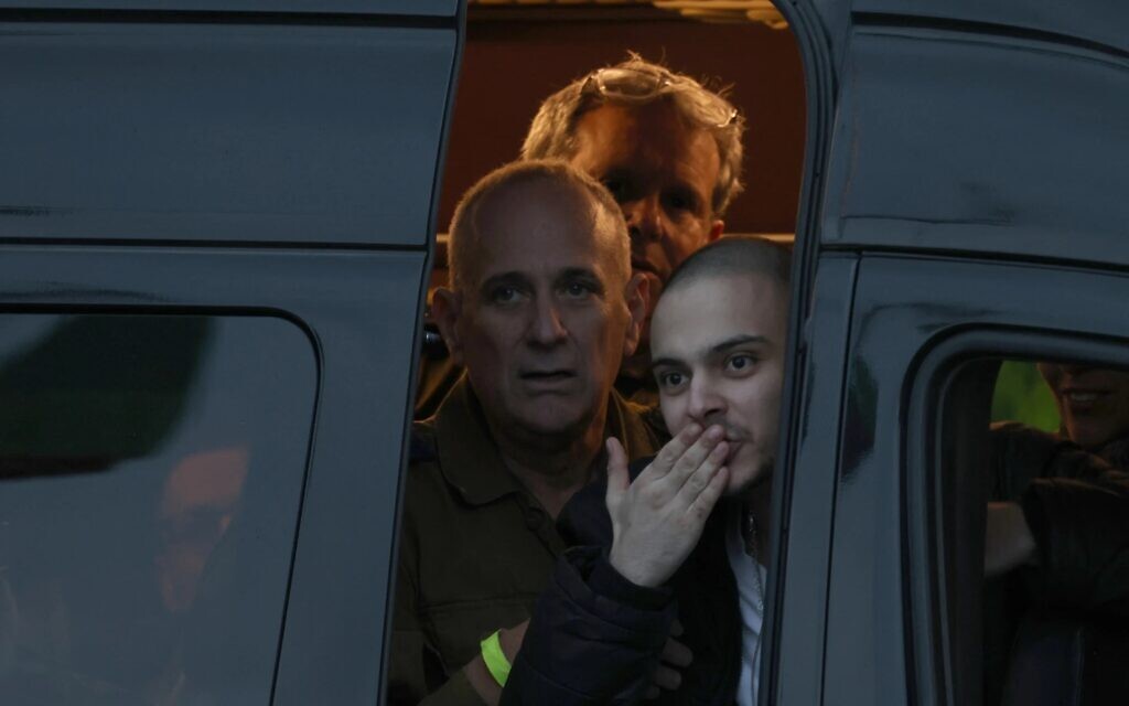 Omer Wenkert fait des signes de la main, envoie des baisers et fait des symboles de cœur à ses amis et à sa famille à son arrivée à bord d'un hélicoptère de Tsahal, le 22 février 2025 (Crédit : armée israélienne)