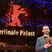 Le réalisateur américain Brandon Kramer pose avec son Prix du documentaire Berlinale sur le tapis rouge après le gala de clôture du 75e Festival international du film de Berlin, le 22 février 2025. (Photo de Tobias SCHWARZ / AFP)