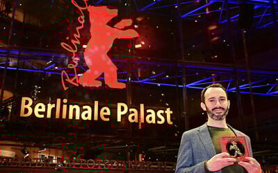 Le réalisateur américain Brandon Kramer pose avec son Prix du documentaire Berlinale sur le tapis rouge après le gala de clôture du 75e Festival international du film de Berlin, le 22 février 2025. (Photo de Tobias SCHWARZ / AFP)