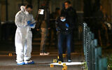 Des policiers français travaillent sur le site d'une attaque au couteau où un homme est soupçonné d'avoir tué une personne et grièvement blessé deux policiers à Mulhouse, dans l'est de la France, le 22 février 2025. Les procureurs ont déclaré que trois autres policiers ont été légèrement blessés dans l'attaque dans la ville de Mulhouse, perpétrée par un suspect de 37 ans qui figure sur une liste de surveillance de prévention du terrorisme, a déclaré le procureur à l'AFP. (Photo de SEBASTIEN BOZON / AFP)