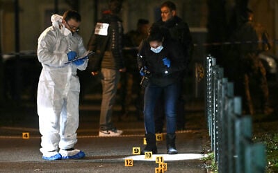 Des policiers français travaillent sur le site d'une attaque au couteau où un homme est soupçonné d'avoir tué une personne et grièvement blessé deux policiers à Mulhouse, dans l'est de la France, le 22 février 2025. Les procureurs ont déclaré que trois autres policiers ont été légèrement blessés dans l'attaque dans la ville de Mulhouse, perpétrée par un suspect de 37 ans qui figure sur une liste de surveillance de prévention du terrorisme, a déclaré le procureur à l'AFP. (Photo de SEBASTIEN BOZON / AFP)