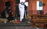 La police scientifique française travaillant sur le site d'une attaque terroriste à l'arme blanche qui a fait un mort et blessé deux policiers municipaux, à Mulhouse, dans l'est de la France, le 22 février 2025. (Crédit : Sébastien Bozon/AFP)