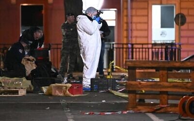 La police scientifique française travaillant sur le site d'une attaque terroriste à l'arme blanche qui a fait un mort et blessé deux policiers municipaux, à Mulhouse, dans l'est de la France, le 22 février 2025. (Crédit : Sébastien Bozon/AFP)