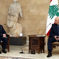 Le président libanais Joseph Aoun (à droite) rencontrant le président du Parlement iranien Mohammad Bagher Ghalibaf, au palais présidentiel de Baabda, le 23 février 2025. (Crédit : Présidence libanaise/AFP)