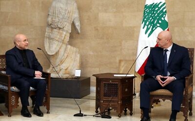 Le président libanais Joseph Aoun (à droite) rencontrant le président du Parlement iranien Mohammad Bagher Ghalibaf, au palais présidentiel de Baabda, le 23 février 2025. (Crédit : Présidence libanaise/AFP)