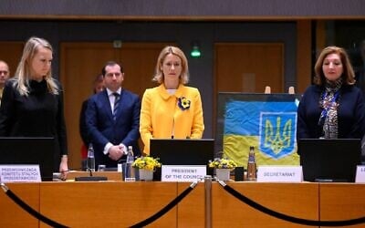 Kaja Kallas (au centre), cheffe de la diplomatie de l'UE, observe une minute de silence pour marquer le troisième anniversaire de l'invasion russe de l'Ukraine, avant le conseil des affaires étrangères de l'UE au siège de l'UE à Bruxelles, en Belgique, le 24 février 2025. (John Thys / AFP)