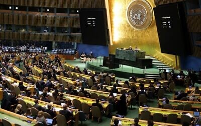 Les ambassadeurs votant une résolution visant à réaffirmer l'intégrité territoriale de l'Ukraine lors de la réunion de l'Assemblée générale des Nations unies, à New York, le 24 février 2025, à l'occasion du troisième anniversaire de l'invasion de l'Ukraine par la Russie. (Crédit : Charly Triballeau/AFP)