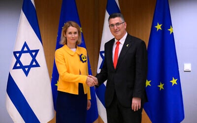 La Haute représentante de l'Union européenne pour les Affaires étrangères et la politique de sécurité, Kaja Kallas, saluant le ministre israélien des Affaires étrangères, Gideon Saar (à droite), en marge du Conseil des Affaires étrangères de l'Union européenne, au siège de l'UE, à Bruxelles, le 24 février 2025. (Crédit : John Thys/AFP)