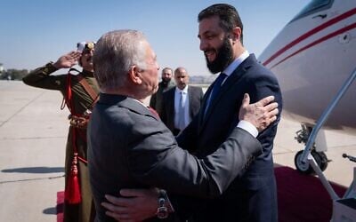 Sur une photo diffusée par le Palais royal jordanien, le roi Abdallah II, à gauche,  accueille le président intérimaire de la Syrie, Ahmed al-Sharaa, à l'aéroport jordanien de Marka, le 26 février 2025. (Crédit :Palais royal jordanien / AFP)