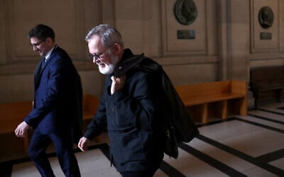 Le journaliste français Didier François à son arrivée au tribunal, à Paris, le 26 février 2025. (Crédit : Behrouz MEHRI / AFP)