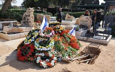 Des fleurs recouvrent la tombe de Shiri, Ariel et Kfir Bibas à Zohar, près du kibboutz Nir Oz, dans le sud d'Israël le 26 février 2025. (Crédit : Jack GUEZ / AFP)