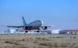 Photo d'illustration : Un avion atterrit à l'aéroport international Imam Khomeini de Téhéran, le 4 février 2021. (Crédit : Saeed Kaari/IKAC via AP)