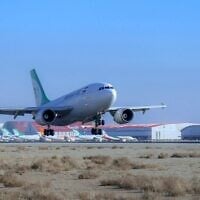Photo d'illustration : Un avion atterrit à l'aéroport international Imam Khomeini de Téhéran, le 4 février 2021. (Crédit : Saeed Kaari/IKAC via AP)