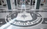 Le sceau de la Central Intelligence Agency  visible dans le hall d'entrée du bâtiment du siège, à Langley, en Virginie, le 24 septembre 2022. (Crédit : Kevin Wolf/AP)