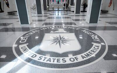 Le sceau de la Central Intelligence Agency  visible dans le hall d'entrée du bâtiment du siège, à Langley, en Virginie, le 24 septembre 2022. (Crédit : Kevin Wolf/AP)
