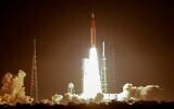 La nouvelle fusée lunaire de la NASA décollant de la rampe de lancement 39B du Centre spatial Kennedy, à Cap Canaveral, en Floride, le 16 novembre 2022. Ce lancement est le premier essai en vol du programme Artemis. (Crédit : Terry Renna/AP)