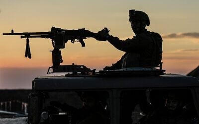 Illustration : Un soldat de l'armée israélienne posté à la frontière avec la bande de Gaza, dans le sud d'Israël, le 29 janvier 2024. (Crédit : Tsafrir Abayov/AP)