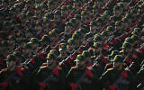 Des cadets du Corps des Gardiens de la révolution islamique défilant lors d'une parade militaire annuelle marquant l'anniversaire du début de la guerre contre l'Iran par l'ancien dictateur irakien Saddam Hussein il y a 44 ans, devant le sanctuaire du fondateur de la révolution, l'ayatollah Khomeini, juste à l'extérieur de Téhéran, en Iran, le 21 septembre 2024. (Crédit : Vahid Salemi/AP)