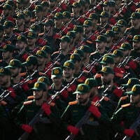 Des cadets du Corps des Gardiens de la révolution islamique défilant lors d'une parade militaire annuelle marquant l'anniversaire du début de la guerre contre l'Iran par l'ancien dictateur irakien Saddam Hussein il y a 44 ans, devant le sanctuaire du fondateur de la révolution, l'ayatollah Khomeini, juste à l'extérieur de Téhéran, en Iran, le 21 septembre 2024. (Crédit : Vahid Salemi/AP)