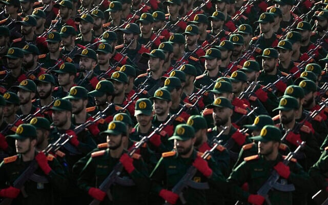 Des cadets du Corps des Gardiens de la révolution islamique défilant lors d'une parade militaire annuelle marquant l'anniversaire du début de la guerre contre l'Iran par l'ancien dictateur irakien Saddam Hussein il y a 44 ans, devant le sanctuaire du fondateur de la révolution, l'ayatollah Khomeini, juste à l'extérieur de Téhéran, en Iran, le 21 septembre 2024. (Crédit : Vahid Salemi/AP)