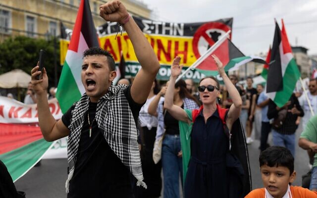 Des anti-Israël entonnant des slogans lors d'une manifestation contre les opérations d'Israël à Gaza et au Liban, à Athènes, en Grèce, le 5 octobre 2024. (Crédit : Yorgos Karahalis/AP) Des anti-Israël entonnant des slogans lors d'une manifestation contre les opérations d'Israël à Gaza et au Liban, à Athènes, en Grèce, le 5 octobre 2024. (Crédit : Yorgos Karahalis/AP)