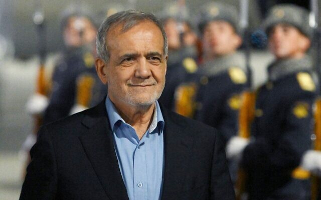 Le président iranien Masoud Pezeshkian arrive à l'aéroport international de Kazan pour le sommet des BRICS à Kazan, en Russie, le 22 octobre 2024. (Crédit : Maxim Blinov/Photo host brics-russia2024.ru via AP) Le président iranien Masoud Pezeshkian arrive à l'aéroport international de Kazan pour le sommet des BRICS à Kazan, en Russie, le 22 octobre 2024. (Crédit : Maxim Blinov/Photo host brics-russia2024.ru via AP)