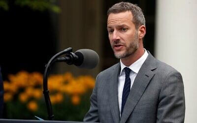 Adam Boehler s'exprimant depuis la roseraie de la Maison Blanche, à Washington, le 14 avril 2020. (Crédit : Alex Brandon/AP)