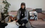 L'otage libérée Ilana Gritzewsky pose pour un portrait dans son appartement de Kiryat Gat, en Israël, le 15 décembre 2024, près des photos de son petit ami, Matan Zangauker, qui est retenu en otage par le Hamas dans la bande de Gaza. (AP Photo/Tsafrir Abayov)