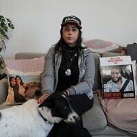 L'otage libérée Ilana Gritzewsky pose pour un portrait dans son appartement de Kiryat Gat, en Israël, le 15 décembre 2024, près des photos de son petit ami, Matan Zangauker, qui est retenu en otage par le Hamas dans la bande de Gaza. (AP Photo/Tsafrir Abayov)