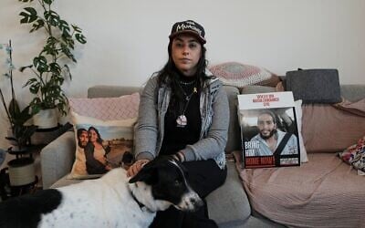 L'otage libérée Ilana Gritzewsky pose pour un portrait dans son appartement de Kiryat Gat, en Israël, le 15 décembre 2024, près des photos de son petit ami, Matan Zangauker, qui est retenu en otage par le Hamas dans la bande de Gaza. (AP Photo/Tsafrir Abayov)