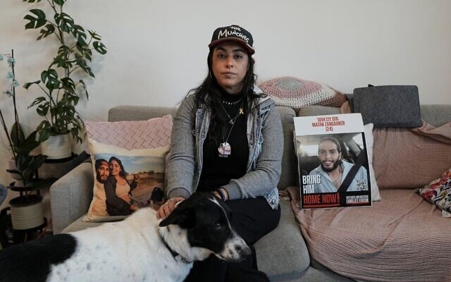 L'otage libérée Ilana Gritzewsky pose pour un portrait dans son appartement de Kiryat Gat, en Israël, le 15 décembre 2024, près des photos de son petit ami, Matan Zangauker, qui est retenu en otage par le Hamas dans la bande de Gaza. (AP Photo/Tsafrir Abayov) L'otage libérée Ilana Gritzewsky pose pour un portrait dans son appartement de Kiryat Gat, en Israël, le 15 décembre 2024, près des photos de son petit ami, Matan Zangauker, qui est retenu en otage par le Hamas dans la bande de Gaza. (AP Photo/Tsafrir Abayov)